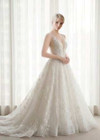 007-Soft-A-Line_Wide-Strap_Sweetheart-Neckline_Structured-Lace-Bodice_Simple-Tulle-asian-bridal-hire