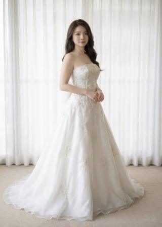 064-Dramatic-A-Line_Strapless_Straight-Neckline_Floral-Embroidery_Tulle-asian-bridal-hire