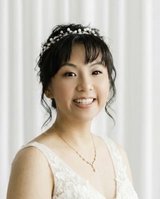 12-Simple-and-elegant-bridal-ponytail-with-gentle-waves-for-Asian-hair