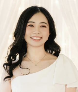 23-Soft-coral-blush-and-gradient-lip-color-for-a-natural-Asian-bridal-look