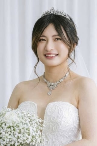 26-Complete-Asian-bridal-beauty-look-featuring-radiant-makeup-and-an-elegant-low-bun