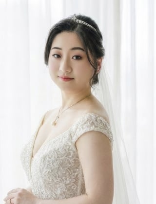 30-Timeless-wedding-style-natural-dewy-makeup-paired-with-a-classic-sleek-updo