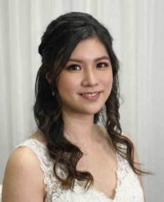 60-Subtle-peach-toned-makeup-palette-enhancing-natural-Asian-features-without-being-heavy