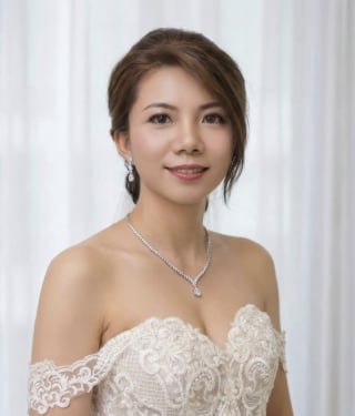 63-Minimalist-and-clean-updo-keeping-hair-off-the-face-for-a-polished-look