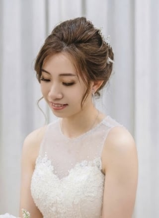 72-Graceful-bridal-look-with-natural-makeup-tones-and-a-sophisticated-bun